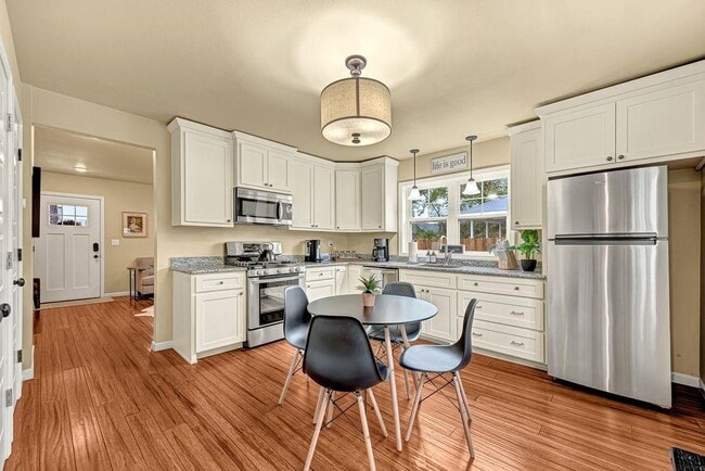 Building Photo - 983 N Main St