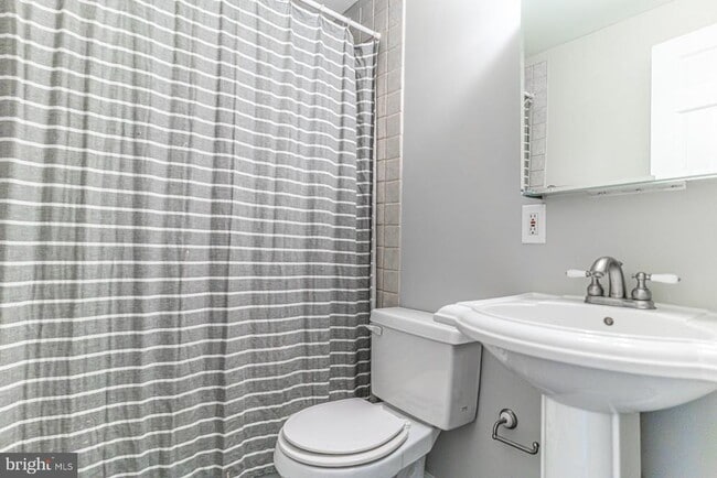 Building Photo - 2759 W George Mason Rd