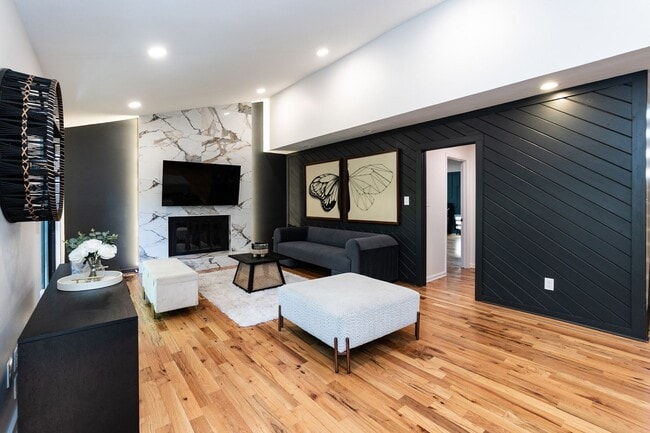 Building Photo - Ultra Modern Three Bedroom Home!