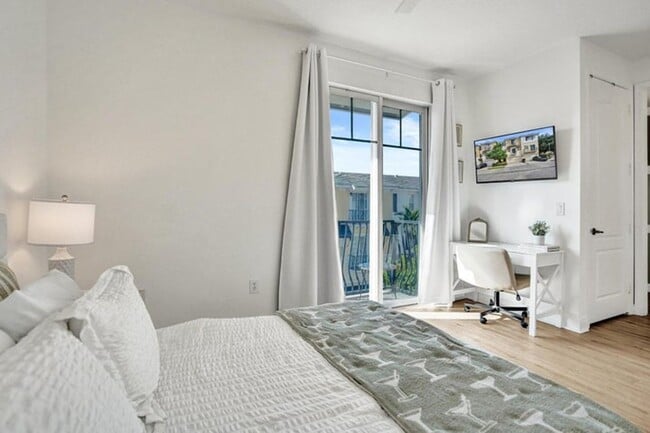 Building Photo - 642 NW 38th Cir