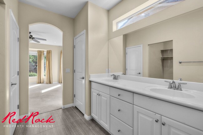 Building Photo - Sun River 2 Bedroom Home with Bonus Den! First Class Amenities!