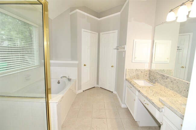 Building Photo - 915 Rock Springs Dr