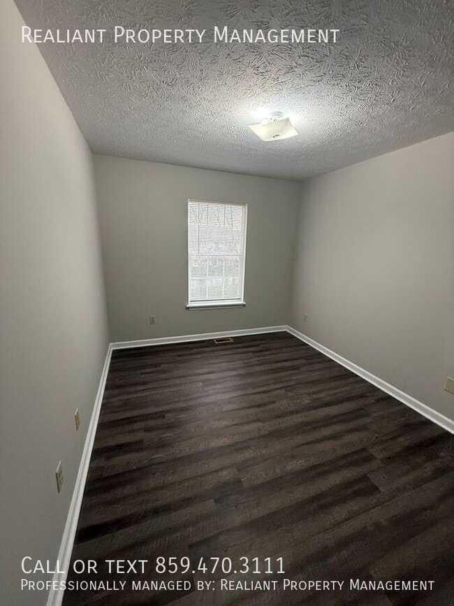 Building Photo - 221 Tanbark Dr