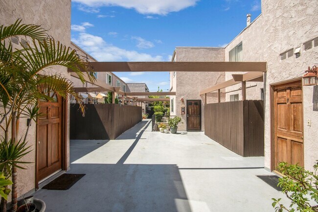Building Photo - Renovated three-bedroom, three-bath 2-stor...