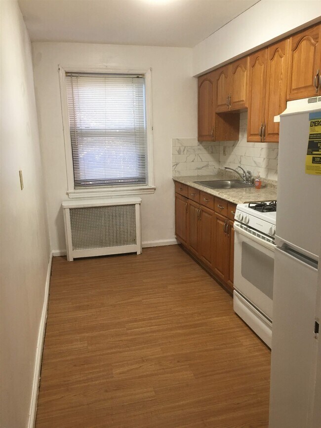 Building Photo - 418 Main St