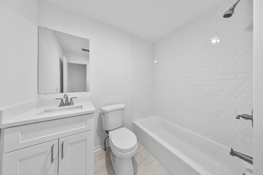 Building Photo - 3037 N Southport Ave