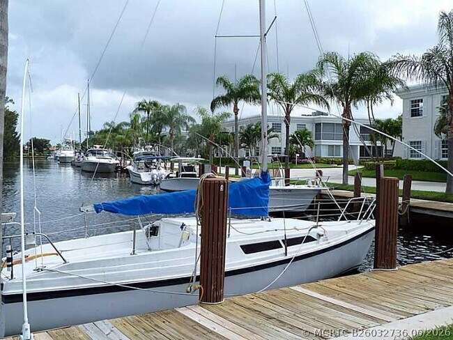 Building Photo - 6417 Bay Club Dr