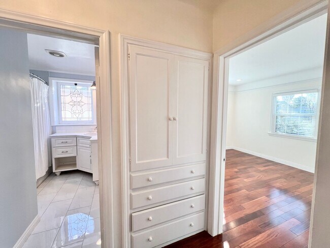 Building Photo - Charming Bixby Knolls Corner Home with Yard, Cabana, & A/C