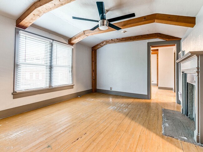 Building Photo - Unique with a Artsy Flare    1Bed + Flex Room /1.5 Bath in Edgemere Park