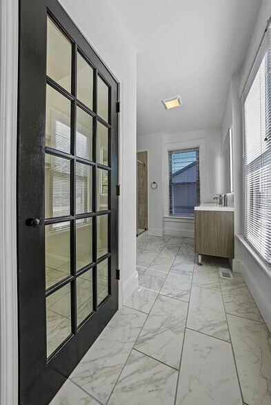 Building Photo - 854 Summit St