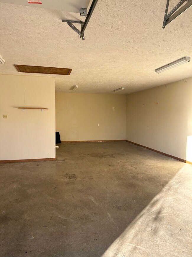 Building Photo - Gorgeous Home Located on Rivercut Golf Cou...