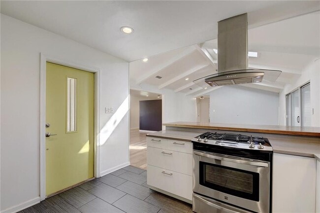 Building Photo - 3005 White Rock Dr