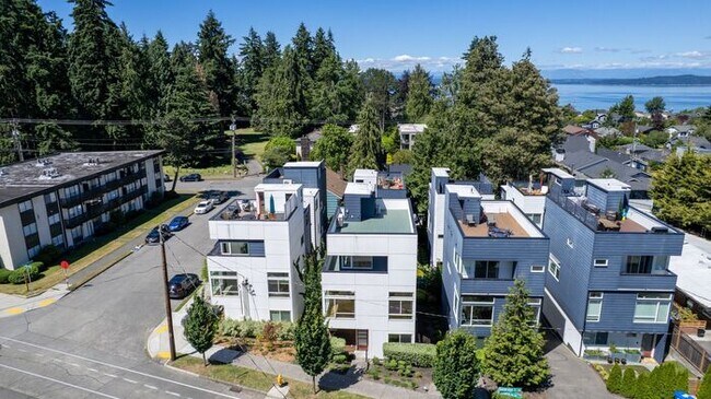 Building Photo - Air-Conditioned Standalone Townhome in Coveted Lincoln Park (1st Month Free)
