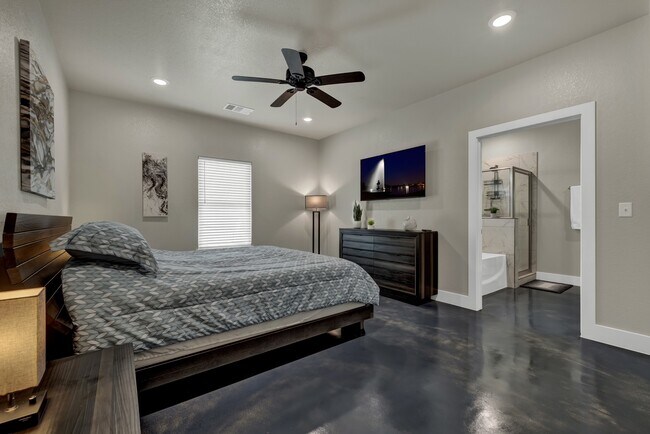 Building Photo - 108 S Thomas Cv