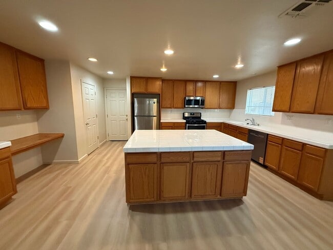 Building Photo - 2424 Sandpiper Ln
