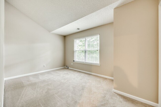 Building Photo - Beautiful, well maintained home in the hea...