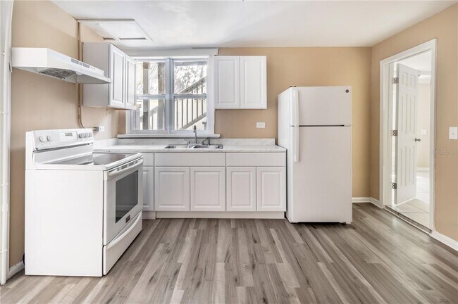 Building Photo - 418 E Amelia Ave