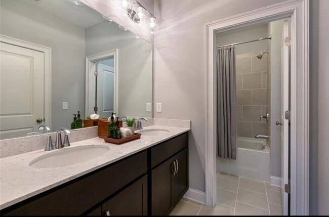 Building Photo - 3458 Fenton Dr