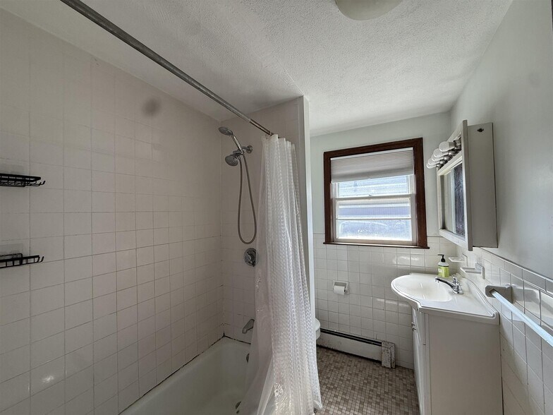 Building Photo - 22 Saville St