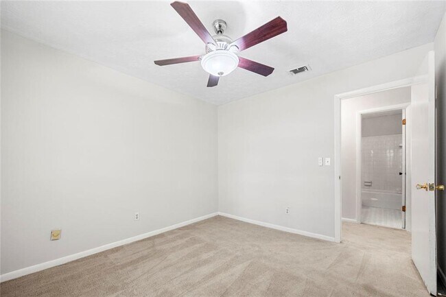 Building Photo - 4000 Pinehurst Pl