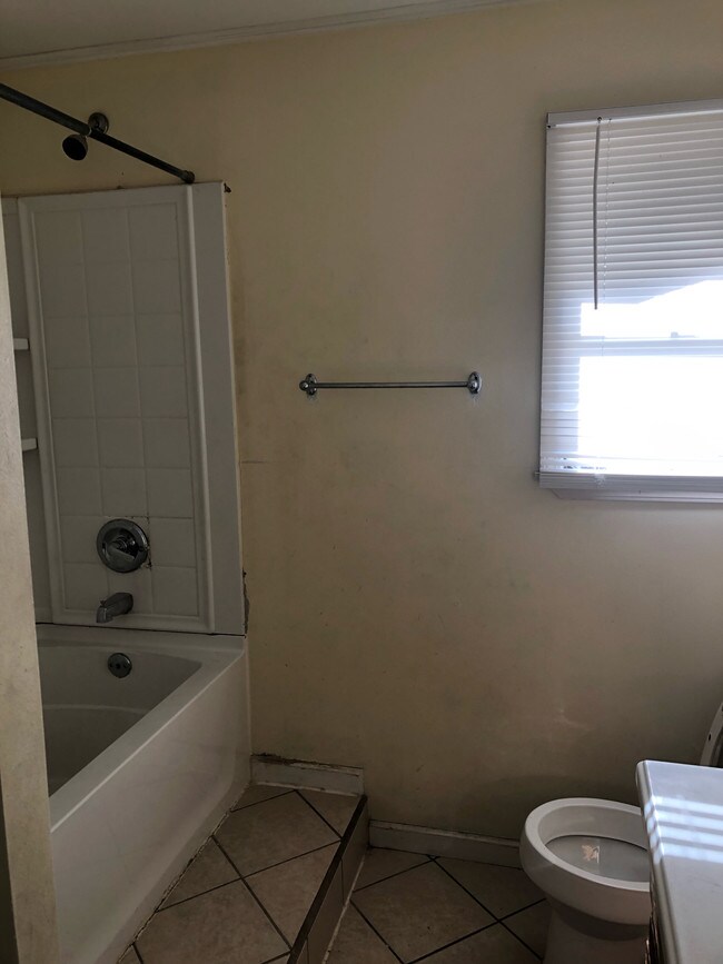 Building Photo - 1204 Waller Ave