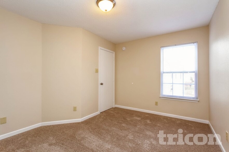 Building Photo - 10975 Walnut Grove Bend