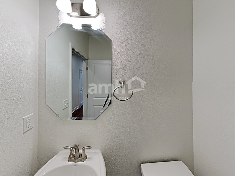 Building Photo - 152 Opal Way