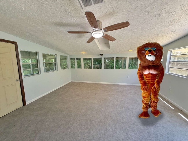 Building Photo - North Airport Manufactured Home on quiet street.