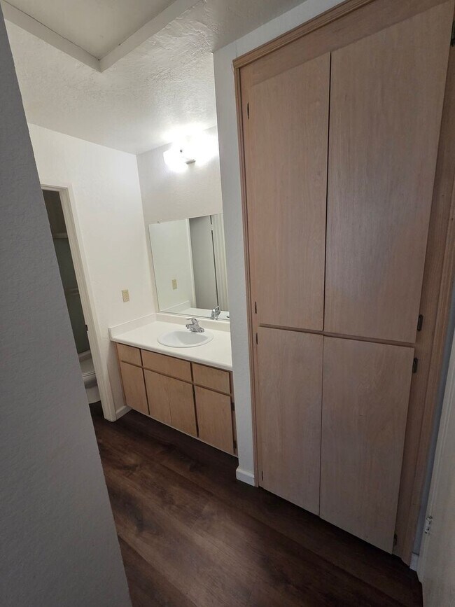 Building Photo - Turlock condo - 2 bedroom 2 bathroom Single Story