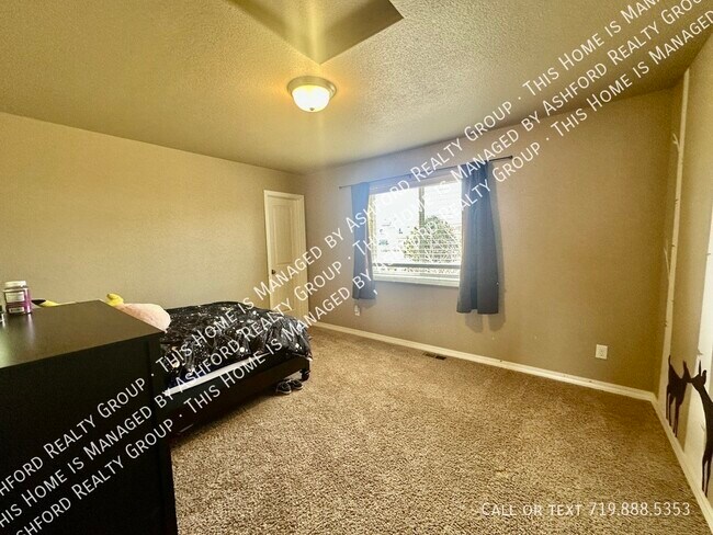 Building Photo - 3755 Reindeer Cir