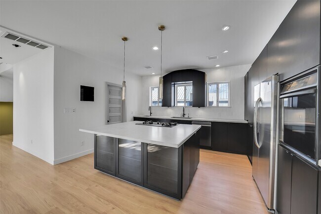 Building Photo - 320 Detering St