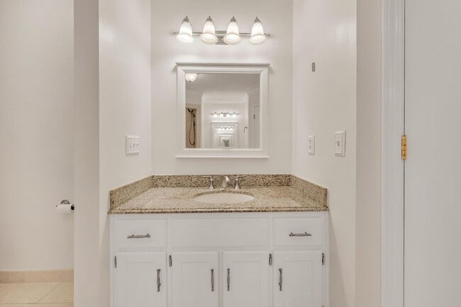Building Photo - Beautiful 3-Bedroom Home with Downstairs Primary Suite in Foxwood Estates!