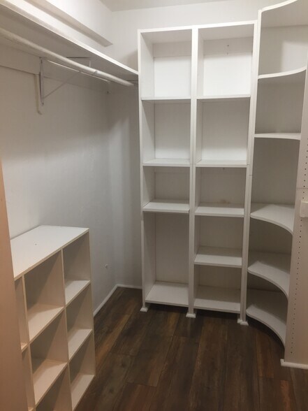 Building Photo - 5202 Halcyon Dr