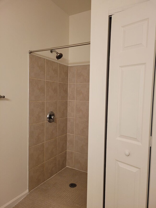 Building Photo - 670 Bassett Dr