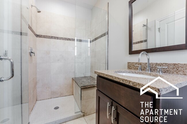 Building Photo - 1758 W Montrose Ave