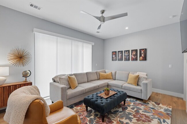 Primary Photo - 428 Highwoods Trl