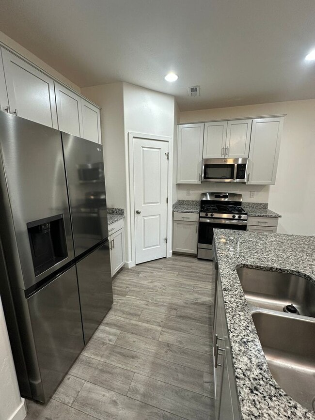 Building Photo - $800 Amazon Gift Card + 2 Weeks Rent Free! Beautiful 3 Bed 2.5 Bath Townhome in West Haven