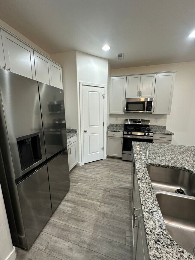 Building Photo - Deposit Moves You In! Modern 3 Bed, 2.5 Bath Townhome in West Haven!