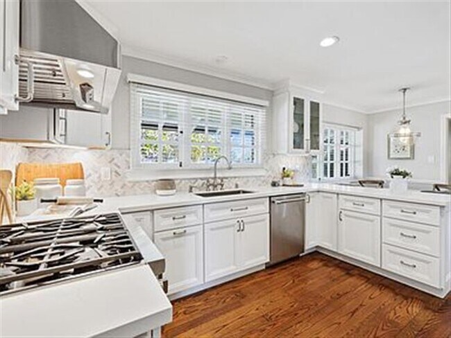 Building Photo - Remodeled interiors 3 Bed 2 Bath in Hillsb...