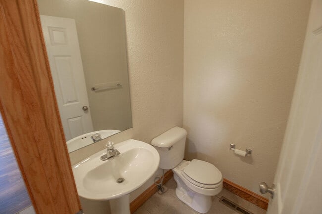 Building Photo - 1420 Bradford Dr