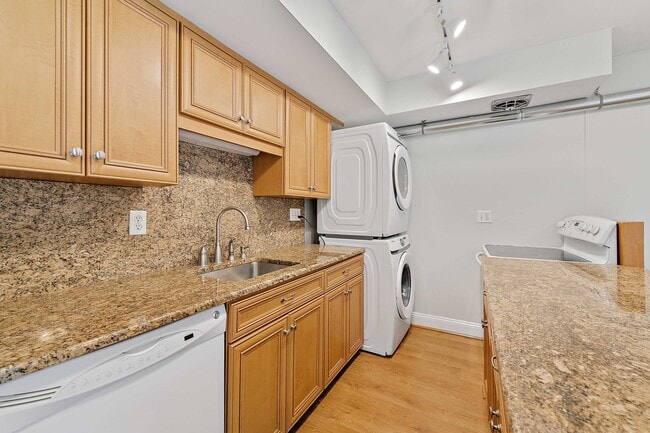 Building Photo - Ready Now! 3 bedroom Townhouse in Annapolis!