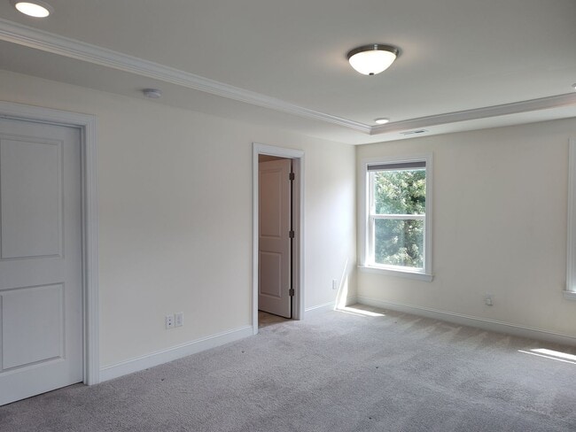 Building Photo - Charming End Unit Townhome located in the ...