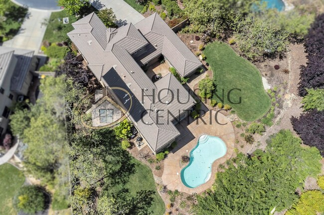 Building Photo - Beautiful Executive Home w/ Pool on 1/2 Ac...