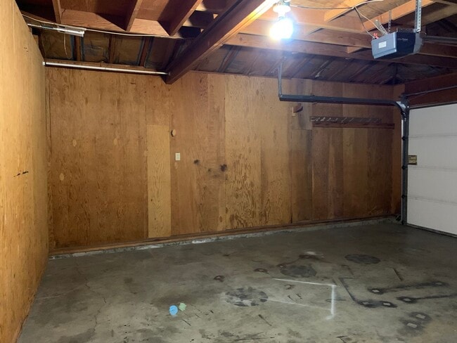 Building Photo - 3 Bedroom, 2 bath house