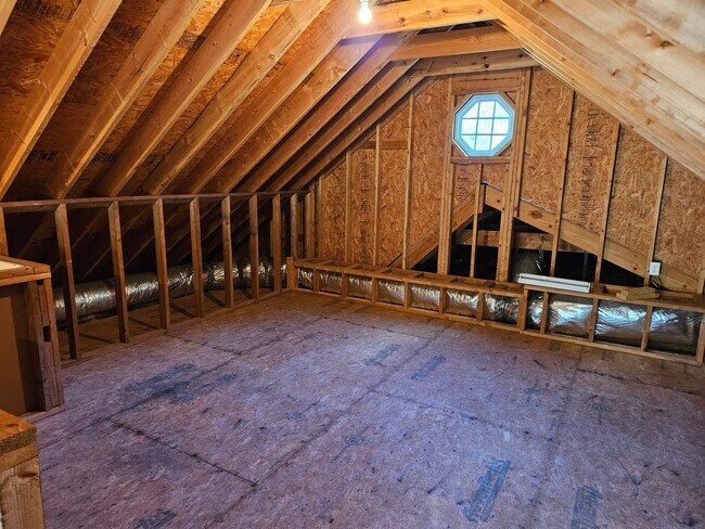 Building Photo - Beautiful 4 bedroom, 2.5 bath home in the ...