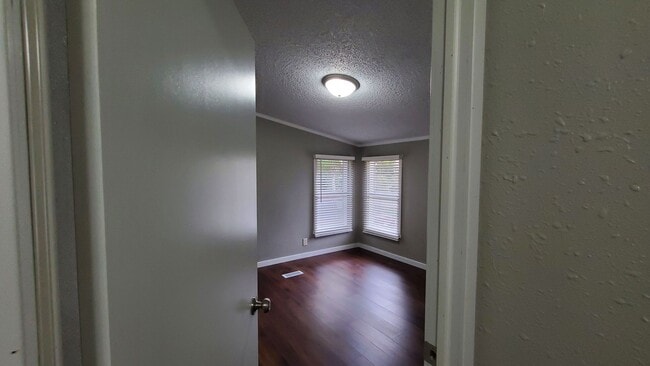 Building Photo - Spacious, Newly Renovated 3 Bed, 2 Bath Home