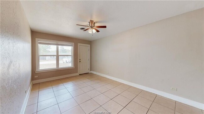 Building Photo - HUGE 4/4 in Eastgate!!