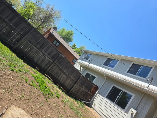Building Photo - Three-bedroom condo in Denver boasts a lar...