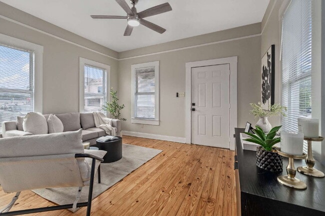 Building Photo - "Charming 2-Bedroom Bungalow in Tampa's Vibrant Heart – Cozy 796 Sq Ft Retreat!"