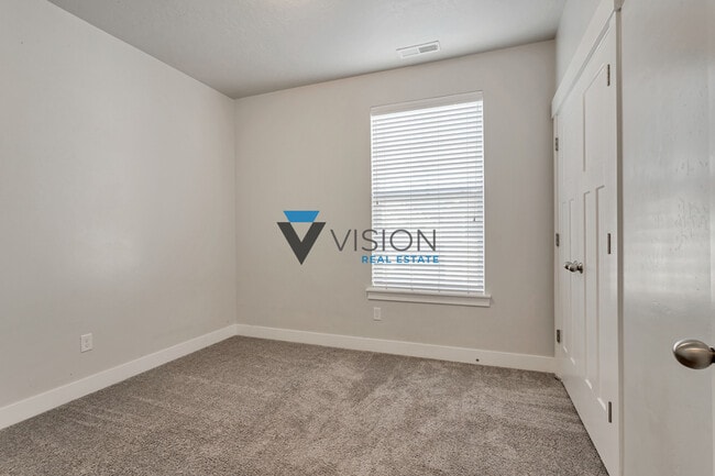 Building Photo - 627 N Sun Peak Dr